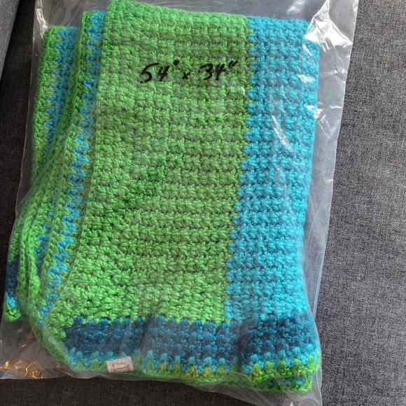 A beautiful crocheted blanket for shall or lap or new born perfect for car, etc - Picture 4 of 5